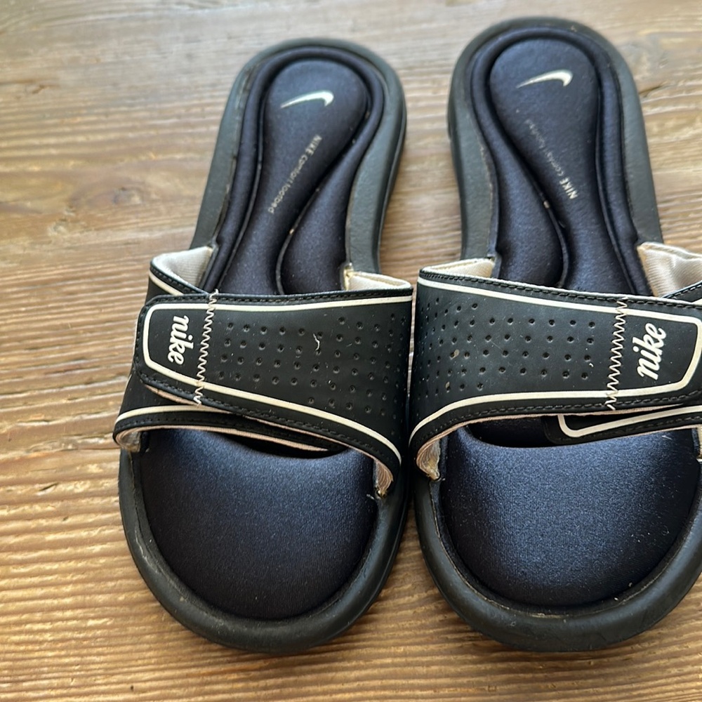 Nike black and white Memory Foam Slides / sandals 8
